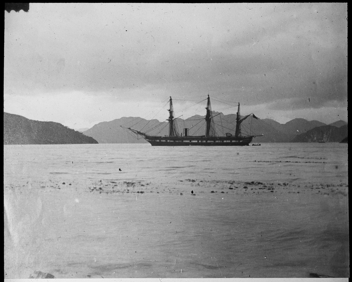 Bilden visar fregatten Vanadis till ankars i Borja Bay i Chile.