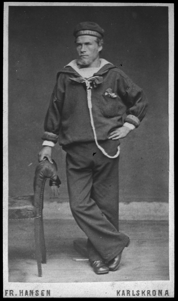 Bilden föreställer en reprofotograferad visitkort av matrosen Otto Larsson, som omkom under en get jakt på Nuku Hiva.