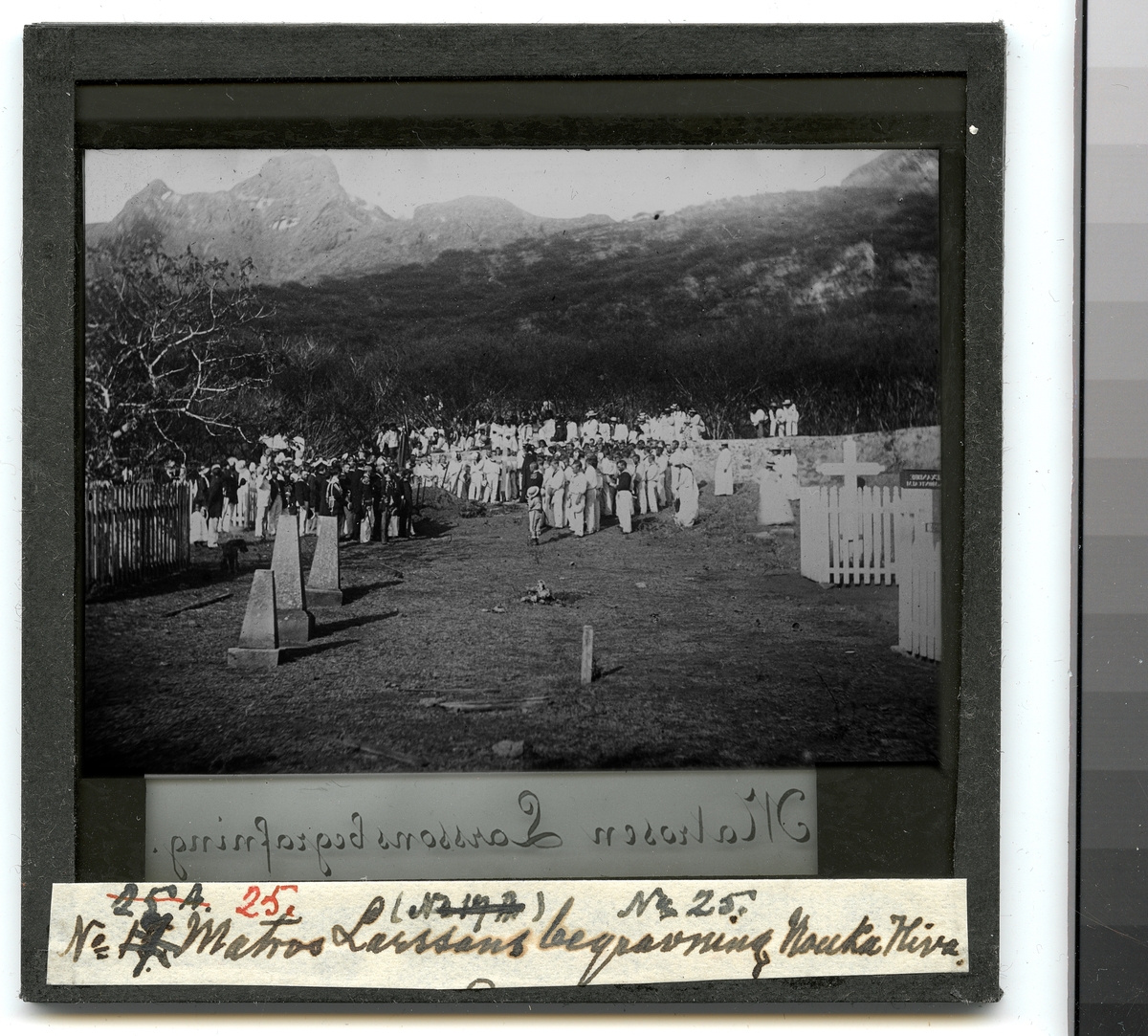 Bilden visar Otto Larssons begravning vid hamnplatsen Taihoae kyrkogård den 5 maj 1884.