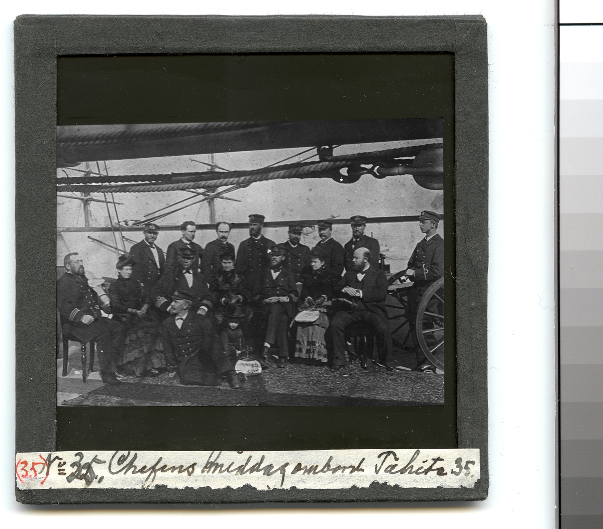 Bilden förställer fregatten Vanadis sjöofficerare och några kvinnor i civila kläder som har samlats för en gruppfoto ombord på fartyget.
