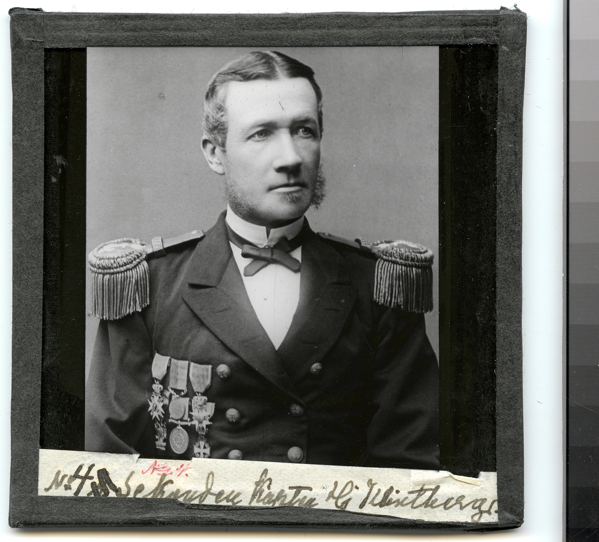 Bilden förställer ett porträtt av den senare amiral Klintberg som deltog i Vanadis världsomsegling som kapten.