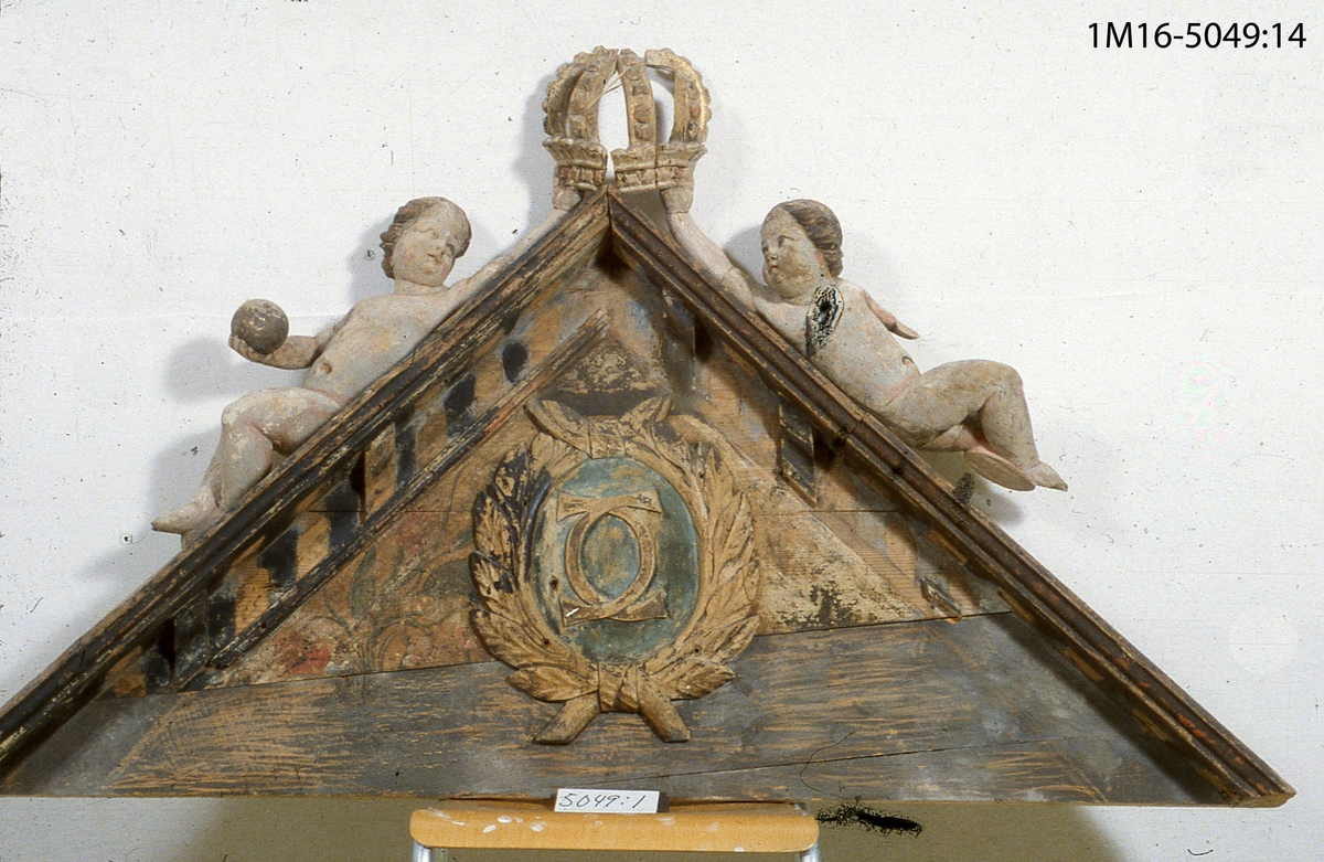 Delar av Gustaf II Adolfs och hans gemåls drottning Maria Eleonoras kungs.- och drottningsstolar i Skara domkyrka, en bänkdörr har inskriptionen Gars (Gustavus Adolphus rex Suecie) 1621 och den andra M.E.R.S 1621.