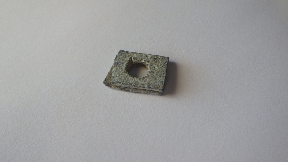 MALV: 19*13*3 MM, REKTANGULÆR PLATE BRETTET DOBBELT MED HULL. 