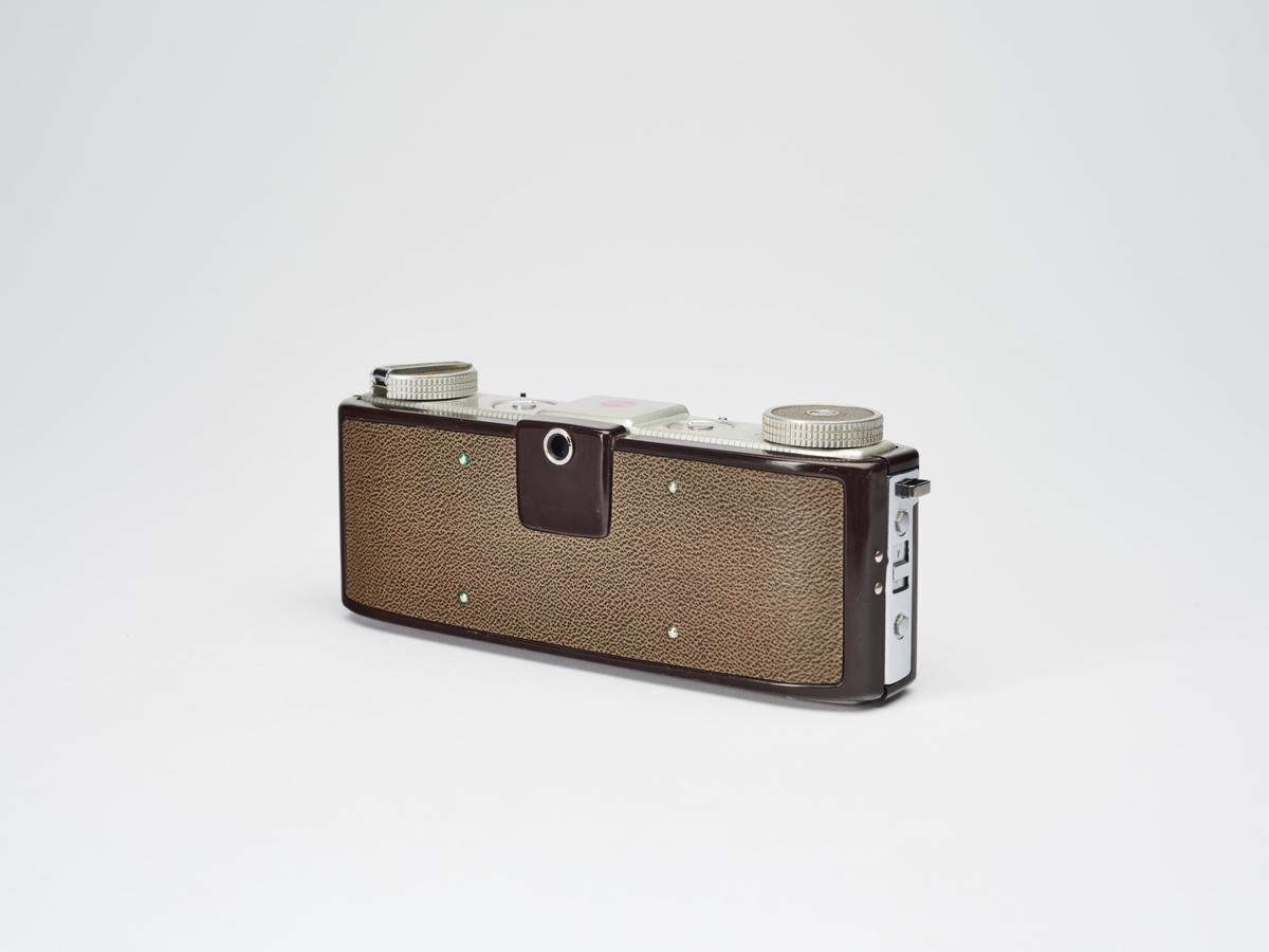 Kodak Stereo er et 35 mm stereokamera fra midten av 1950-tallet. Kameraet er designet av Arthur Hunt Crapsey, Jr (1919-1998)  for Eastman Kodak. Det er utstyrt med et vater i søkeren og to Kodak Anaston 35mm f:3.5 objektiver. 
Stereokameraene ga en svært populær form for bilder på slutten av 1800-tallet. Stereofotografi var med på å forme fotoindustrien. Folk ønsket å se mer av verden, og stereofotografiet gjorde det mulig å forestille seg at man var til stede i motivet, grunnet en optisk effekt som utnytter dybdesynet vårt. 
Et stereokamera har to objektiver med en avstand på litt over seks centimeter, omtrent samme avstand vi har mellom pupillene. En eksponering gir dermed to bilder av samme motiv. Når dette paret med fotografier blir montert, f.eks. på en papplate, og sett på gjennom en stereobetrakter, fremstår motivet som tredimensjonalt.