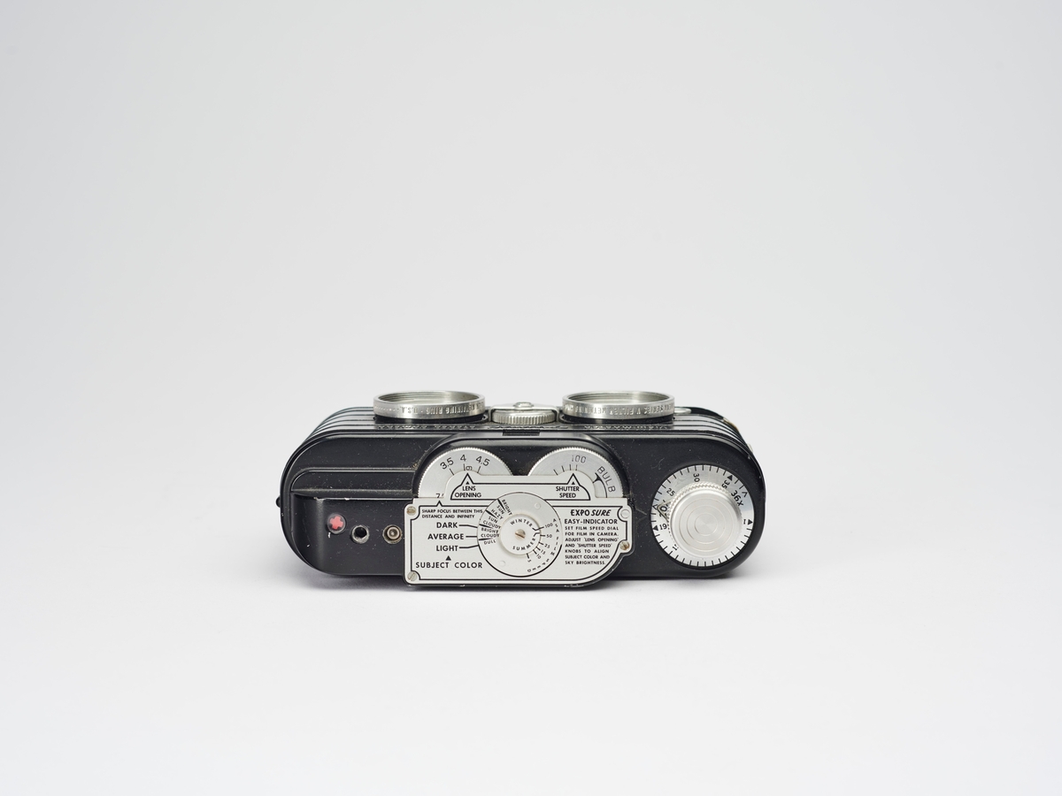 View-Master Personal Stereo ble designet av Stereocraft Engineering Company for Sawyer's Inc. Kameraet er utstyrt med to Anastigmat f3,5 25 mm objektiver og var designet slik at man kunne lage sine egne View-Master-slides. En 35 mm film ble satt inn og kjørt to ganger gjennom kameraet. En knott midt mellom objektivene stiltes inn slik at kun den øverste eller nederste delen av filmen ble eksponert. På den måten fikk man plass til hele 69 bildepar på en 35 mm film med plass til 36 vanlige eksponeringer. 
Stereokameraene ga en svært populær form for bilder på slutten av 1800-tallet. Stereofotografi var med på å forme fotoindustrien. Folk ønsket å se mer av verden, og stereofotografiet gjorde det mulig å forestille seg at man var til stede i motivet, grunnet en optisk effekt som utnytter dybdesynet vårt. 
Et stereokamera har to objektiver med en avstand på litt over seks centimeter, omtrent samme avstand vi har mellom pupillene. En eksponering gir dermed to bilder av samme motiv. Når dette paret med fotografier blir montert, f.eks. på en papplate, og sett på gjennom en stereobetrakter, fremstår motivet som tredimensjonalt.