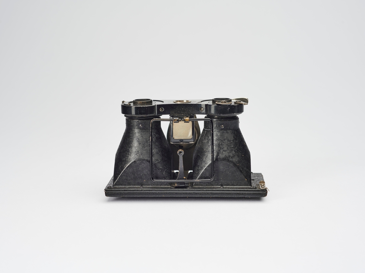 Steroco er et stereokamera fra 1920-tallet, produsert i flere modeller av Contessa Nettel. Dette kamera er et platekamera med bilderformat på 4,5 x 10,7 cm. 
Stereokameraene ga en svært populær form for bilder på slutten av 1800-tallet. Stereofotografi var med på å forme fotoindustrien. Folk ønsket å se mer av verden, og stereofotografiet gjorde det mulig å forestille seg at man var til stede i motivet, grunnet en optisk effekt som utnytter dybdesynet vårt. 
Et stereokamera har to objektiver med en avstand på litt over seks centimeter, omtrent samme avstand vi har mellom pupillene. En eksponering gir dermed to bilder av samme motiv. Når dette paret med fotografier blir montert, f.eks. på en papplate, og sett på gjennom en stereobetrakter, fremstår motivet som tredimensjonalt.