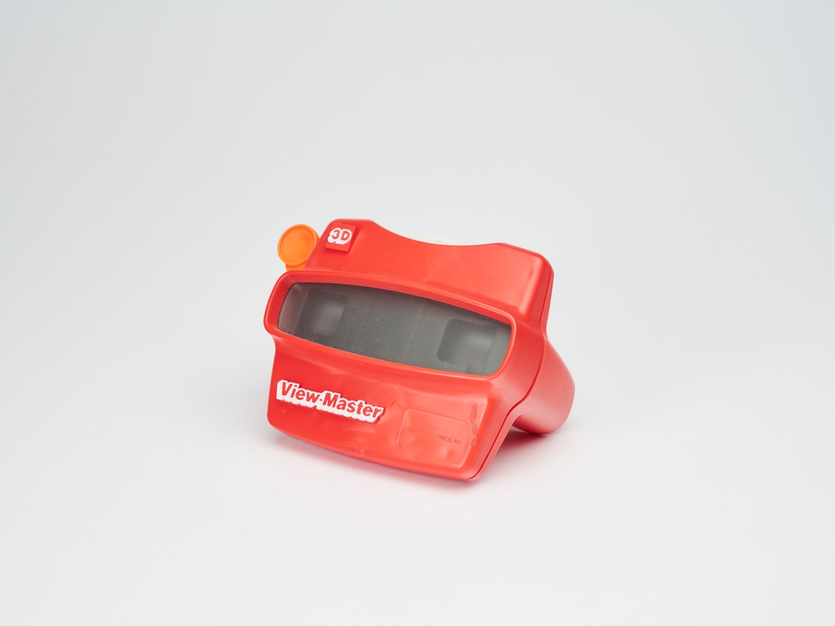 View-Master er en stereobetrakter med rom for et stereohjul med 7 par bilder. Den ble først produsert av Sawyer's i Portland, Oregon (USA) i 1939. View-Master, som produkt og merkenavn, har siden den gang skiftet eiere flere ganger, men bare mindre endringer har blitt gjort når det gjelder selve produktet. Da denne View-Masteren ble produsert på 1990-tallet var det mest sannsynlig av Tyco Toys eller View-Master International Group. 
View-Mastere var veldig populære stereobetraktere på siste halvdel av 1900-tallet. Det var egne View-Master-kameraer, som lagde bilder spesielt tilpasset disse stereobetrakterne. 
Stereokameraene ga en svært populær form for bilder på slutten av 1800-tallet. Stereofotografi var med på å forme fotoindustrien. Folk ønsket å se mer av verden, og stereofotografiet gjorde det mulig å forestille seg at man var til stede i motivet, grunnet en optisk effekt som utnytter dybdesynet vårt. 
Et stereokamera har to objektiver med en avstand på litt over seks centimeter, omtrent samme avstand vi har mellom pupillene. En eksponering gir dermed to bilder av samme motiv. Når dette paret med fotografier blir montert, f.eks. på en papplate, og sett på gjennom en stereobetrakter, fremstår motivet som tredimensjonalt.