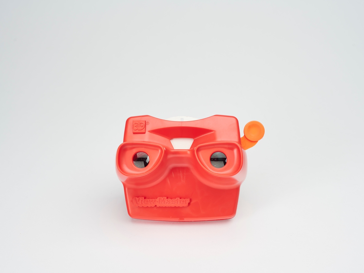 View-Master er en stereobetrakter med rom for et stereohjul med 7 par bilder. Den ble først produsert av Sawyer's i Portland, Oregon (USA) i 1939. View-Master, som produkt og merkenavn, har siden den gang skiftet eiere flere ganger, men bare mindre endringer har blitt gjort når det gjelder selve produktet. Da denne View-Masteren ble produsert på 1990-tallet var det mest sannsynlig av Tyco Toys eller View-Master International Group. 
View-Mastere var veldig populære stereobetraktere på siste halvdel av 1900-tallet. Det var egne View-Master-kameraer, som lagde bilder spesielt tilpasset disse stereobetrakterne. 
Stereokameraene ga en svært populær form for bilder på slutten av 1800-tallet. Stereofotografi var med på å forme fotoindustrien. Folk ønsket å se mer av verden, og stereofotografiet gjorde det mulig å forestille seg at man var til stede i motivet, grunnet en optisk effekt som utnytter dybdesynet vårt. 
Et stereokamera har to objektiver med en avstand på litt over seks centimeter, omtrent samme avstand vi har mellom pupillene. En eksponering gir dermed to bilder av samme motiv. Når dette paret med fotografier blir montert, f.eks. på en papplate, og sett på gjennom en stereobetrakter, fremstår motivet som tredimensjonalt.