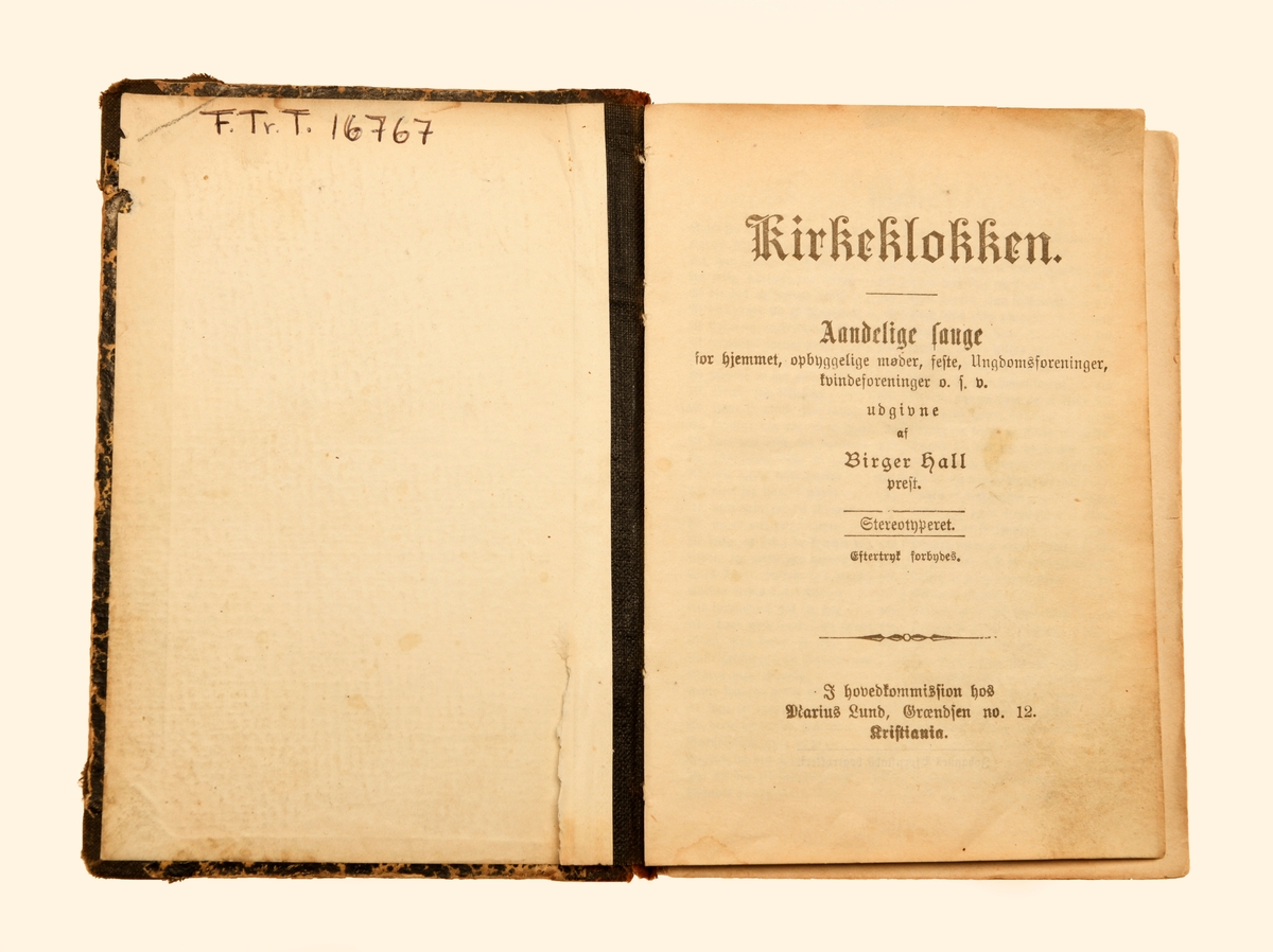 En salmebok med tittelen "Kirkeklokken. Aandelige Sange for hjemmet, opbyggelige møder, feste, Ungdomsforeninger, Kvindeforeninger o.s.v". Den har et register på 16 sider. Deretter er det 933 salmer fordelt på 736 sider. Boken har gotisk skrift. Boken har stive permer som er trukket med brun/svartmarmorert overtrekkspapir, Rygg og hjørner er av brunt skinn.