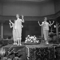 Mannequinoppvisning av dameundertøy i Britannia