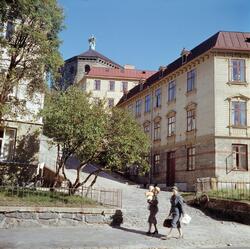 Risåsgatan 15-17 i Göteborg. Trähus, kullerstensgata. Kvinno