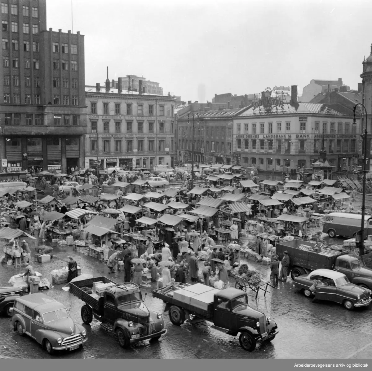 Youngstorget i regn. Juli 1957