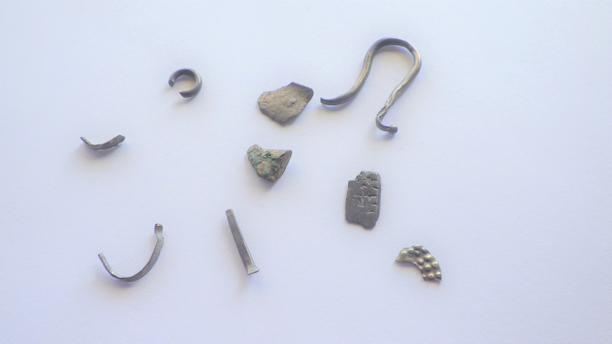 FRAGMENTER AV ORNAMENT. 