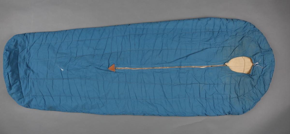 Avlang sovepose for turbruk. Glidelås i front med trekanta stoppar i kunstlær i enden. Klaff på innsida under glidelås. Posen er avrunda i begge ender. Vattert med langsgåande saumar gjennom trekk og vatt. Rund opning for hovud/hals oppom glidelåsen. To knyteband i fotenden.