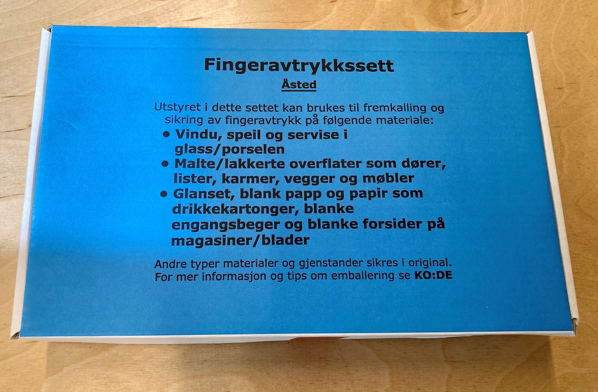 Pappeske med sterilt utstyr for sikring av fingeravtrykk fra åsteder. Settett innholder hvitt og sort fingeravtrykkspulver, pensler, målestokk, steriliseringsservietter, saks, penn, åndedrettsmaske (munnbind) fingeravtrykksfolie, skjema, engangshansker.