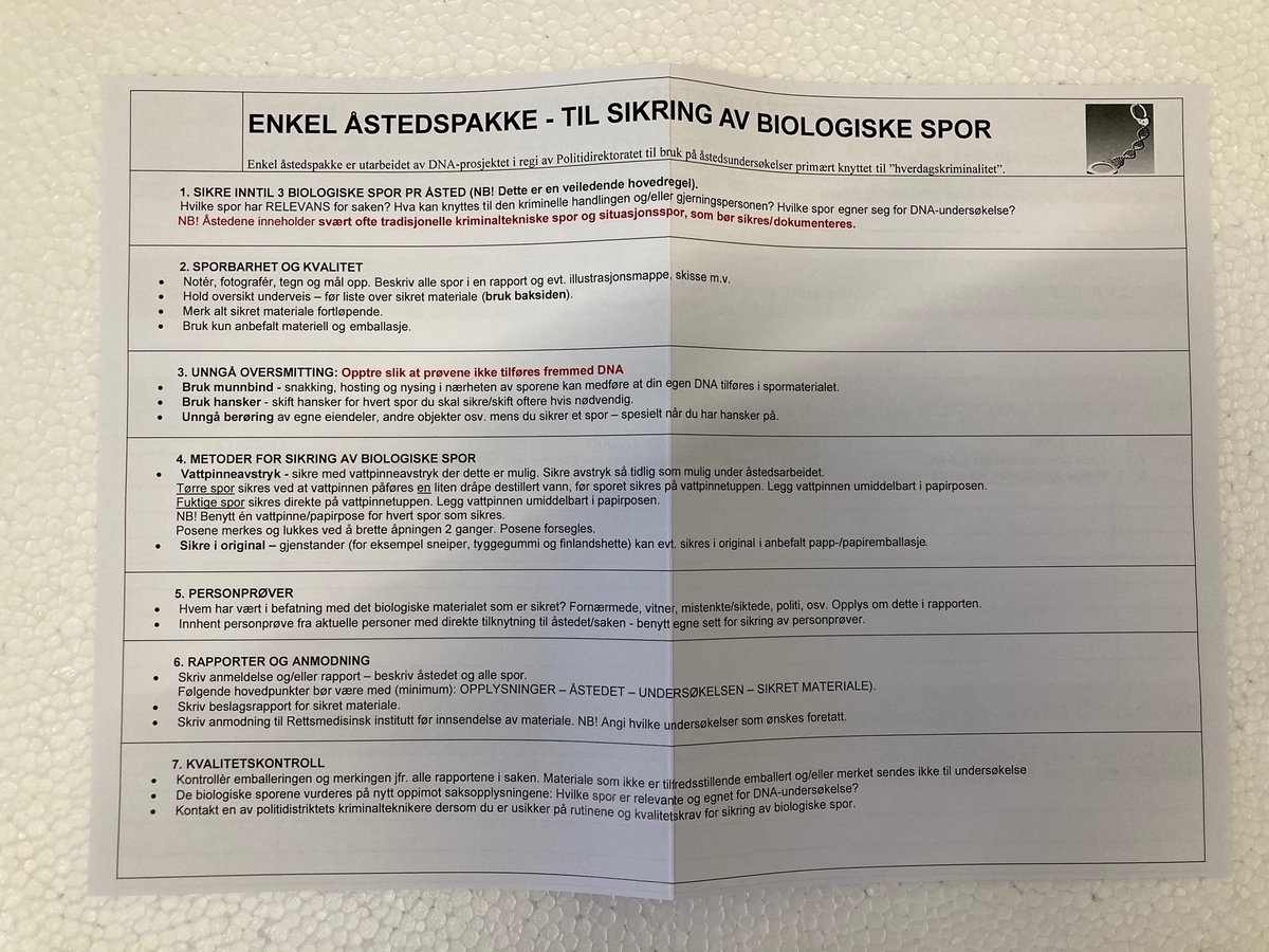 Åstedspakke i papp. Imnneholder skjema og sterilt utstyr for sikring av biologiske spor; bevisposer, bomullspinner, sterilt laken, engangshansker, steriliseringsservietter, munnbind, engangspinsett, sterilt saltvann, forseglingstape.