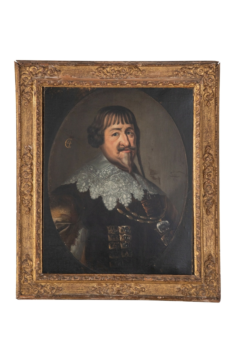 Ovalt portrett på rektangulær bunn av kong Christian IV (1588-1648). Christian IV vises i trefjerdedelsprofil med blikket vendt mot betrakter. Han har svart pannehår, flette, bart og flippskjegg. Overkroppen er ikledd vams med kniplingsmansjetter og kniplingskrave. På brystet henger elefantordenen i dobbel gullenke. I øvre venstre del  av bildet er monogrammet "C4".