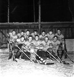 Strömsbro IF:s ishockeylag 1957. Lagbild.