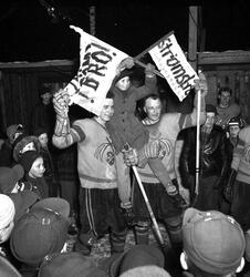 Strömsbro IF:s ishockeylag 1957. Spelare och publik,