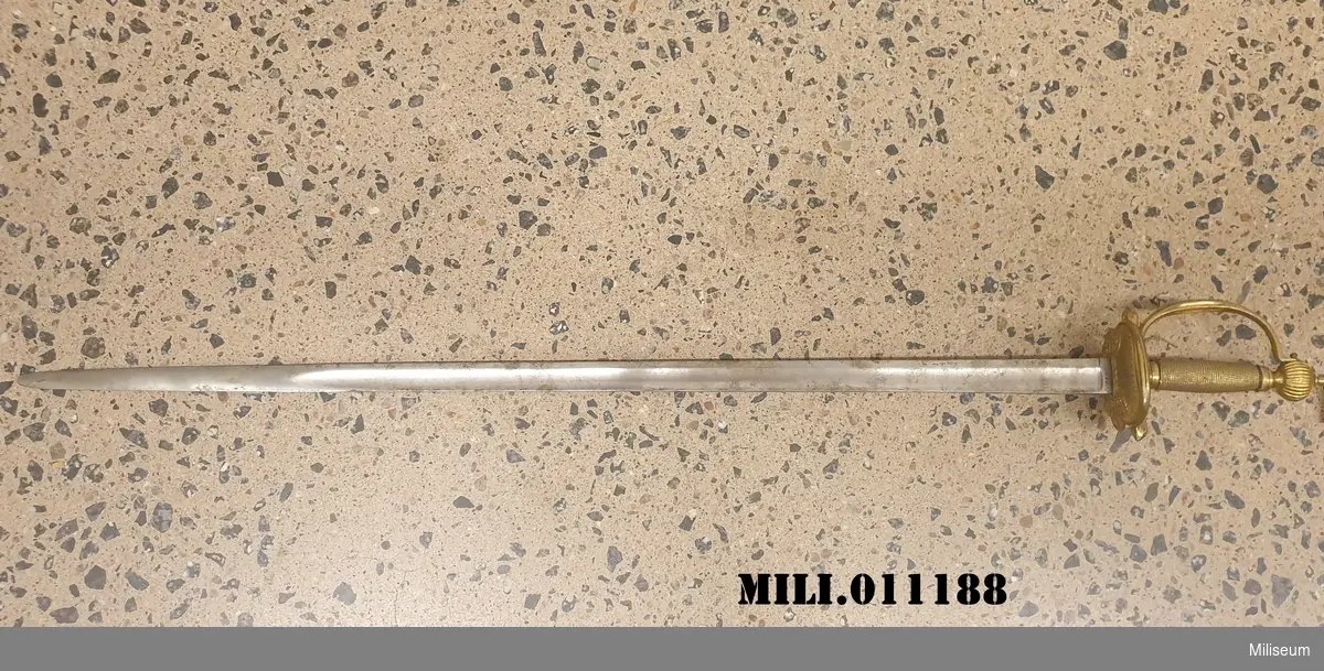 Värja för officer vid Infanteriet och Fortifikationen, c:a 1820-1840. Balja saknas. Budgetvariant med pressad mässing istället för lindning på kaveln.