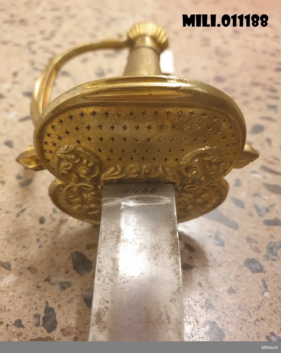 Värja för officer vid Infanteriet och Fortifikationen, c:a 1820-1840. Balja saknas. Budgetvariant med pressad mässing istället för lindning på kaveln.