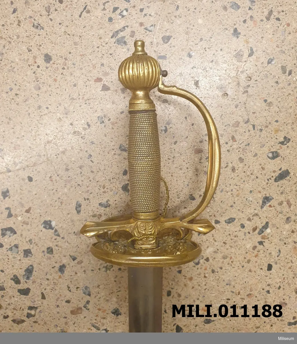 Värja för officer vid Infanteriet och Fortifikationen, c:a 1820-1840. Balja saknas. Budgetvariant med pressad mässing istället för lindning på kaveln.