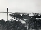 Foto från domkyrkotornet (?) mot sydväst, ca 1910. Man ser fr. v.: Växjö lasarett och Växjö läroverk. I nedre högra hörnet skymtar järnvägsrestaurangen och till vänster syns en del av elverket med dess skorsten.