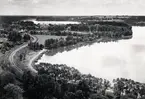 Vy över Växjösjön mot söder, ca 1940. I bakgrunden syns bl a S:t Sigfrids sjukhus och tornet på Teleborgs slott, på andra sidan Trummen.