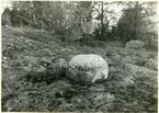 Kultsten med älvkvarnar från järnålderns mitt, vid gravhög i Åskesta, Munktorp sn, Köpings kn.