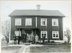 Munktorp sn, Köpings kn, Åskesta.
Familj framför mangården.