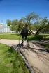 Kvarteret Läroverket. Peter Johansson på höghjuling i parken framför Vänersborgs museum