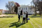 Kvarteret Läroverket. På höghjuling i parken framför Vänersborgs museum