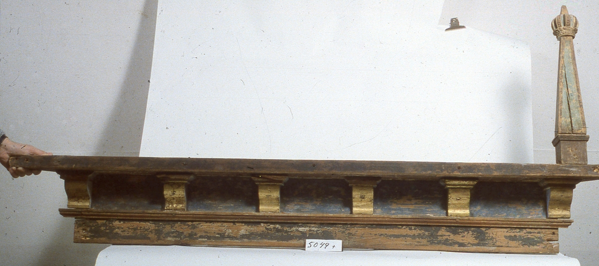 Delar av Gustaf II Adolfs och hans gemåls drottning Maria Eleonoras kungs.- och drottningsstolar i Skara domkyrka, en bänkdörr har inskriptionen Gars (Gustavus Adolphus rex Suecie) 1621 och den andra M.E.R.S 1621.