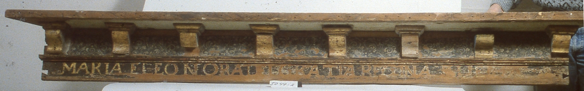 Delar av Gustaf II Adolfs och hans gemåls drottning Maria Eleonoras kungs.- och drottningsstolar i Skara domkyrka, en bänkdörr har inskriptionen Gars (Gustavus Adolphus rex Suecie) 1621 och den andra M.E.R.S 1621.