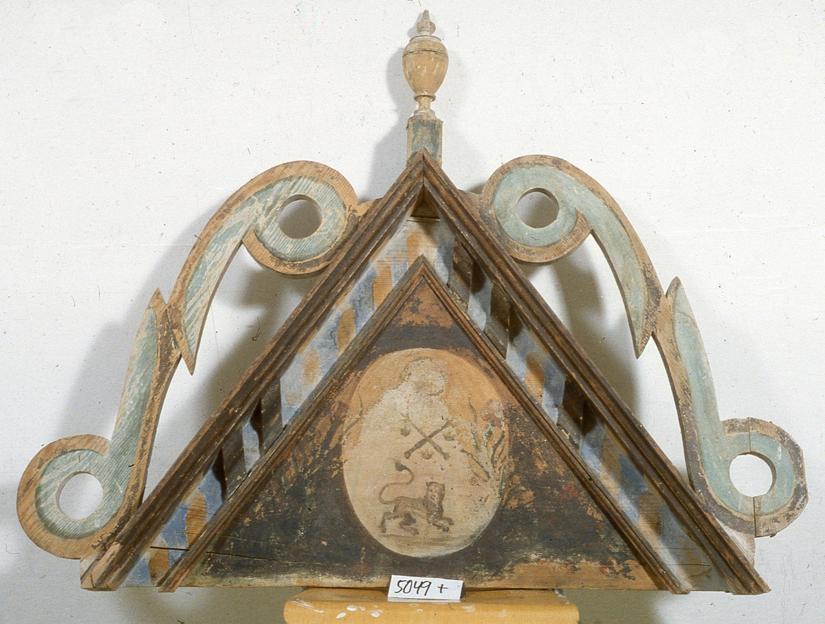 Delar av Gustaf II Adolfs och hans gemåls drottning Maria Eleonoras kungs.- och drottningsstolar i Skara domkyrka, en bänkdörr har inskriptionen Gars (Gustavus Adolphus rex Suecie) 1621 och den andra M.E.R.S 1621.