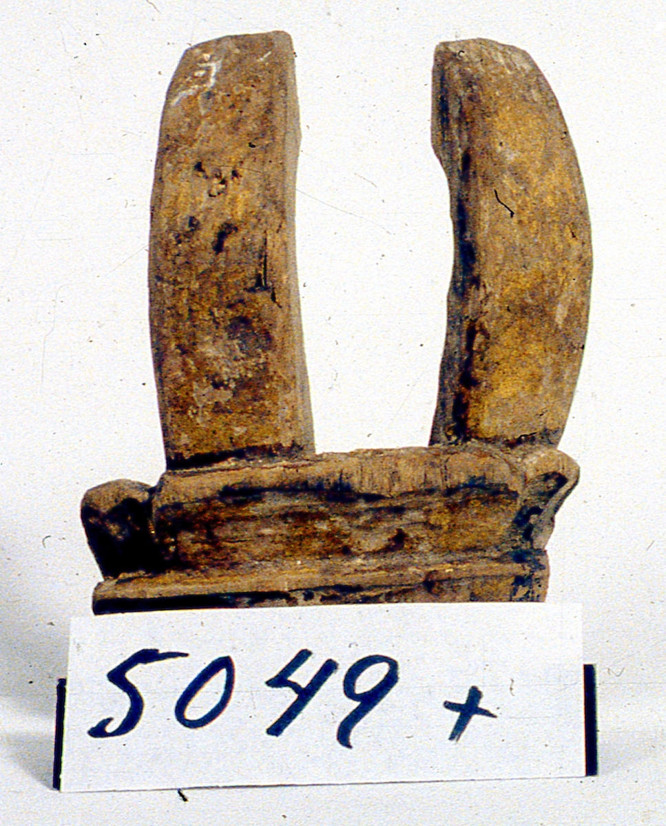 Delar av Gustaf II Adolfs och hans gemåls drottning Maria Eleonoras kungs.- och drottningsstolar i Skara domkyrka, en bänkdörr har inskriptionen Gars (Gustavus Adolphus rex Suecie) 1621 och den andra M.E.R.S 1621.