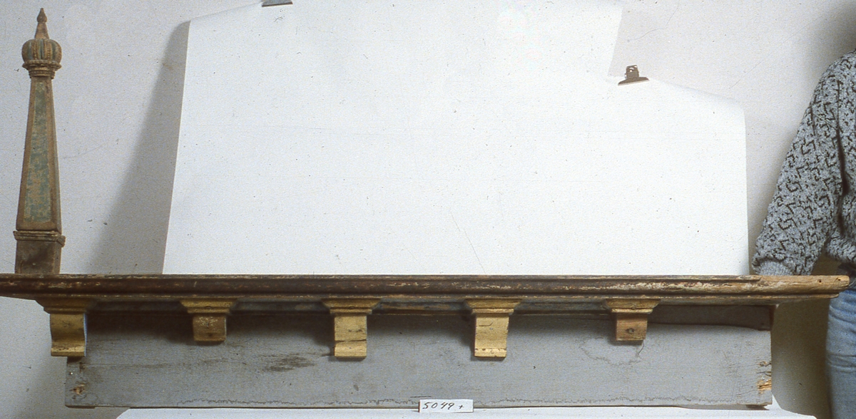 Delar av Gustaf II Adolfs och hans gemåls drottning Maria Eleonoras kungs.- och drottningsstolar i Skara domkyrka, en bänkdörr har inskriptionen Gars (Gustavus Adolphus rex Suecie) 1621 och den andra M.E.R.S 1621.