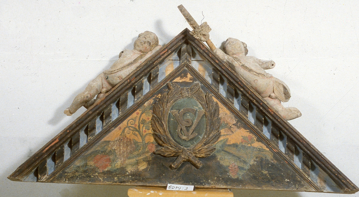 Delar av Gustaf II Adolfs och hans gemåls drottning Maria Eleonoras kungs.- och drottningsstolar i Skara domkyrka, en bänkdörr har inskriptionen Gars (Gustavus Adolphus rex Suecie) 1621 och den andra M.E.R.S 1621.