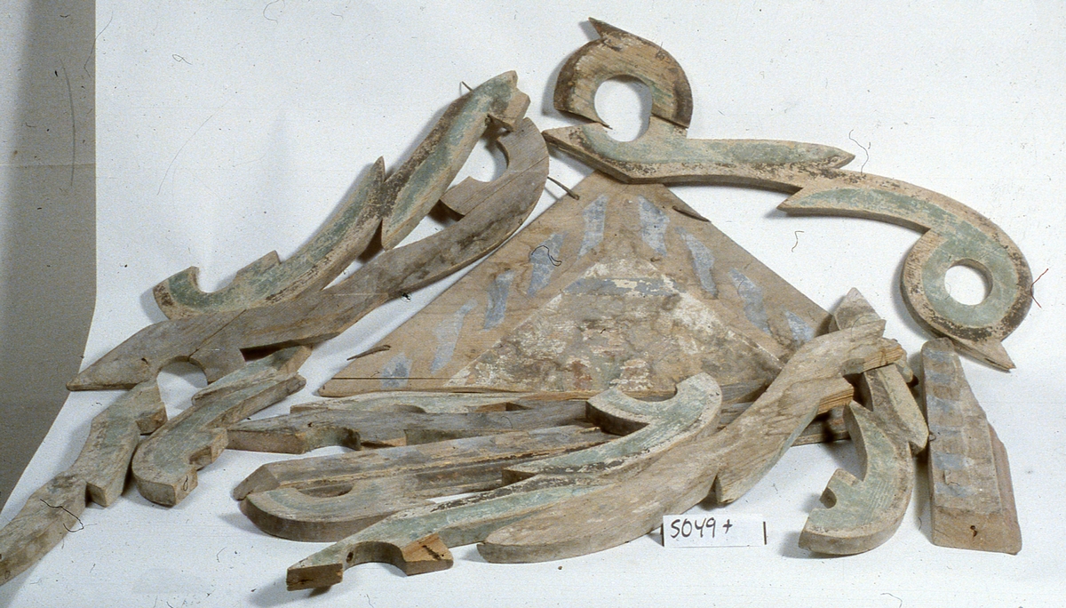 Delar av Gustaf II Adolfs och hans gemåls drottning Maria Eleonoras kungs.- och drottningsstolar i Skara domkyrka, en bänkdörr har inskriptionen Gars (Gustavus Adolphus rex Suecie) 1621 och den andra M.E.R.S 1621.