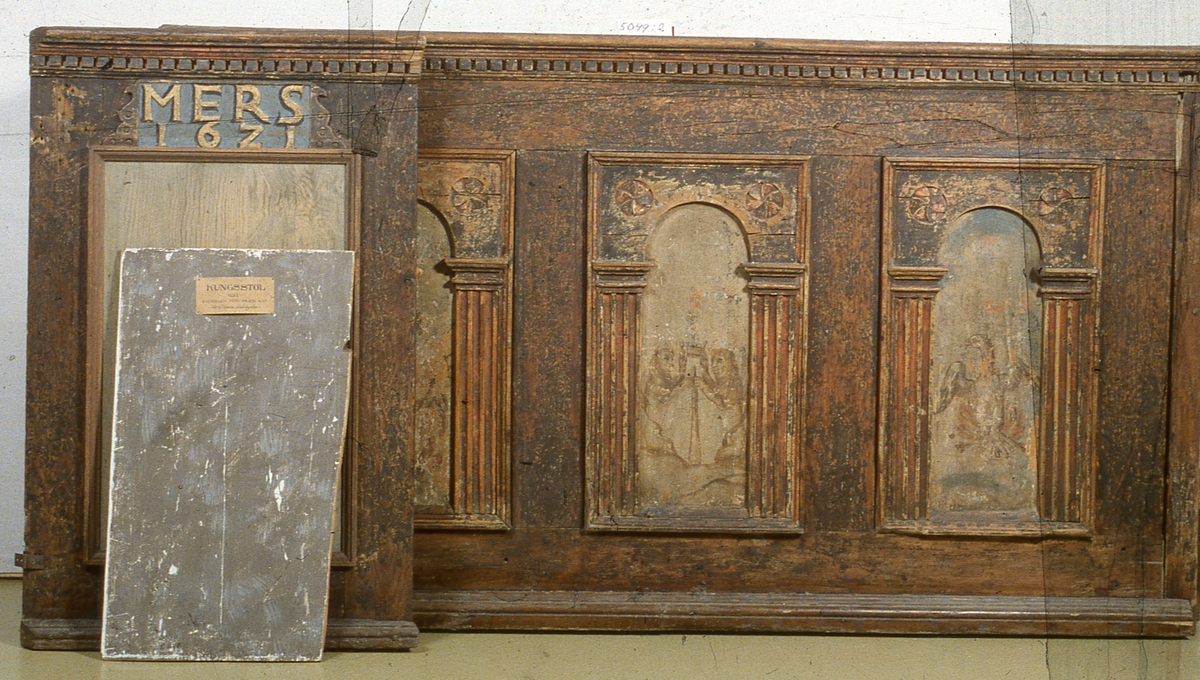 Delar av Gustaf II Adolfs och hans gemåls drottning Maria Eleonoras kungs.- och drottningsstolar i Skara domkyrka, en bänkdörr har inskriptionen Gars (Gustavus Adolphus rex Suecie) 1621 och den andra M.E.R.S 1621.