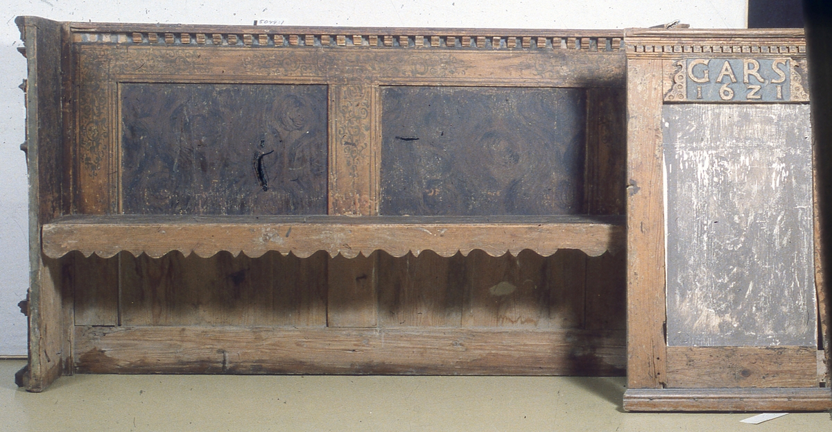 Delar av Gustaf II Adolfs och hans gemåls drottning Maria Eleonoras kungs.- och drottningsstolar i Skara domkyrka, en bänkdörr har inskriptionen Gars (Gustavus Adolphus rex Suecie) 1621 och den andra M.E.R.S 1621.