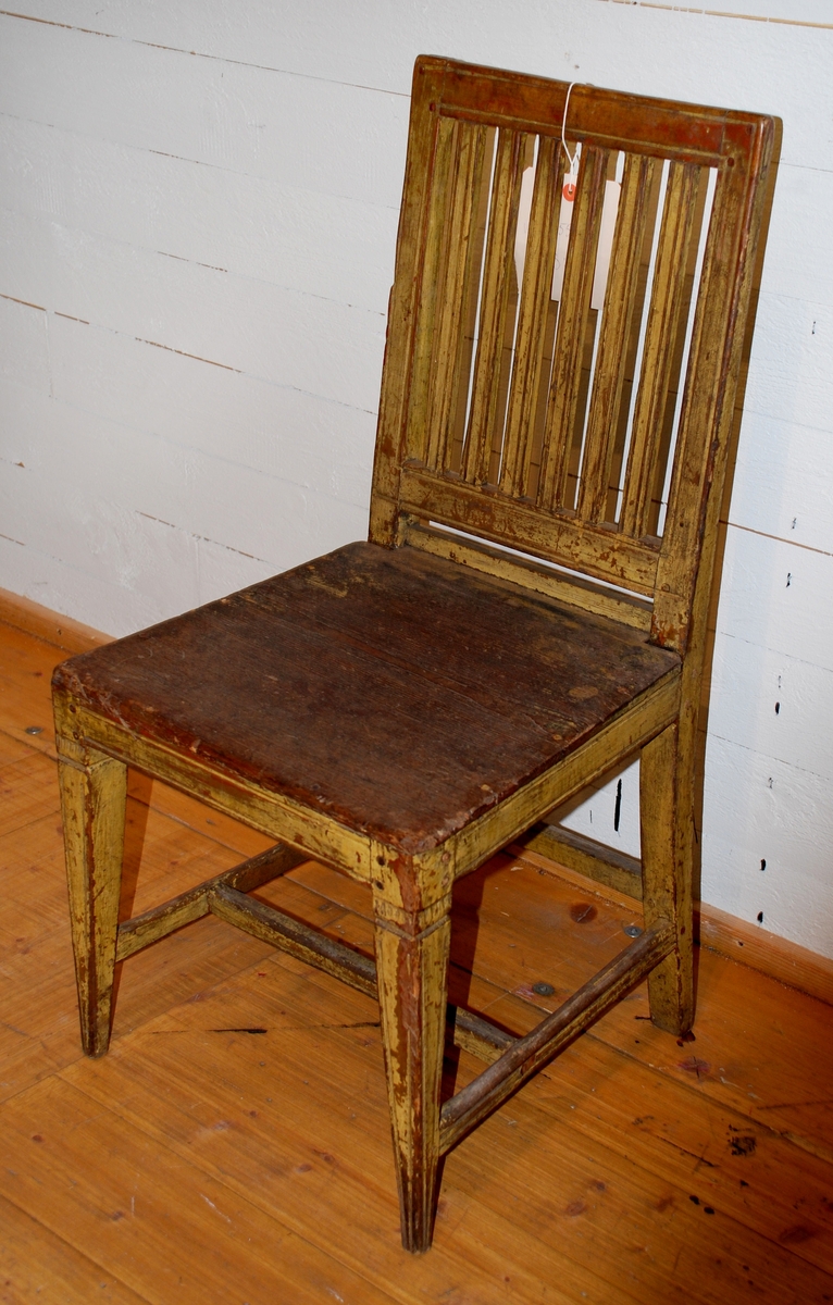 Ryggstöd bestående av 6 st. spjälor, gulvit målning.