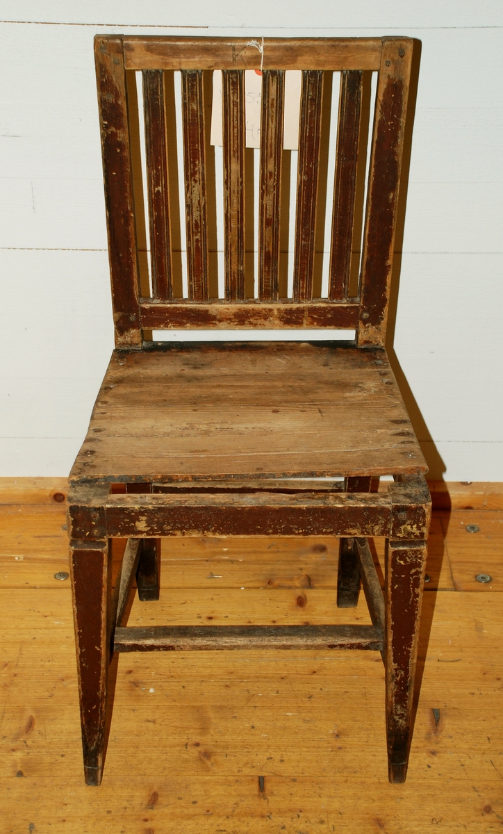 Brunmålad. 6 spjälor i ryggstödet.
Mått: Rygg 375mm bred, sits 430mm bred.