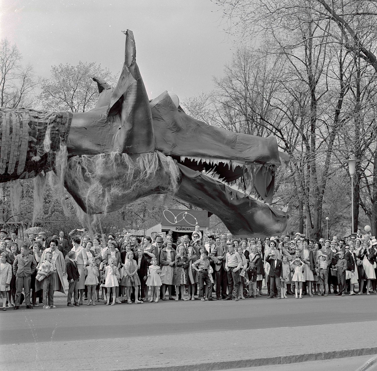 Karnevalståg vid Barnens dag 1960 med en mobilkran som drake