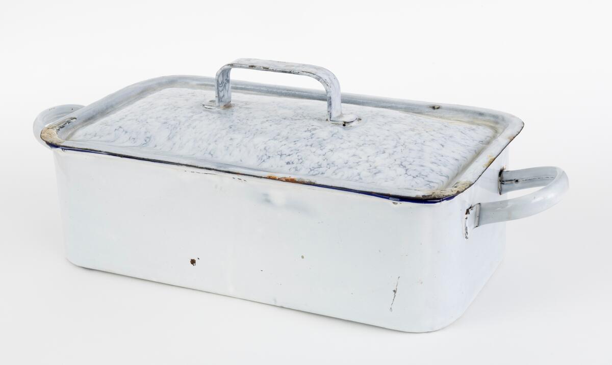 Gjenstandsfotografi av et skrin til abortinstrumenter.