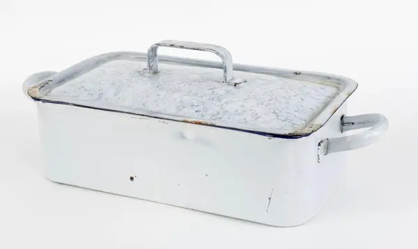 Gjenstandsfotografi av et skrin til abortinstrumenter.