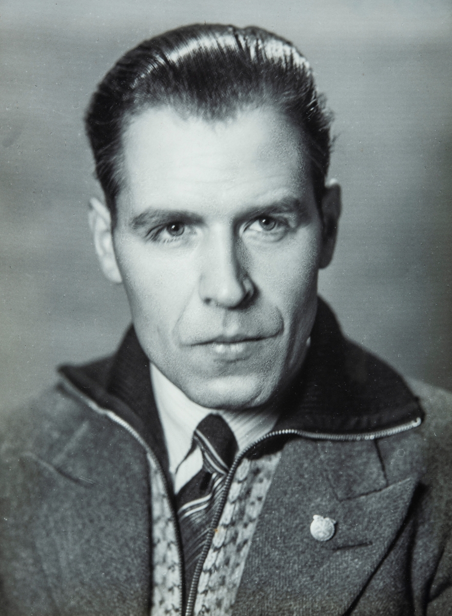 Portrett av Nils Lindevall (1908-1990) fra Ottestad, Stange. Gårdsarbeider, brenneriarbeider og småbruker. Han var aktiv i foreningene "Ottestad skog og landarbeiderforening" og  arbeidslaget "Samhold".