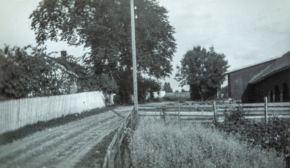 Vestre Gulkunrud. Gårdstunet på Gulkunrud Vestre - bolig og låve.