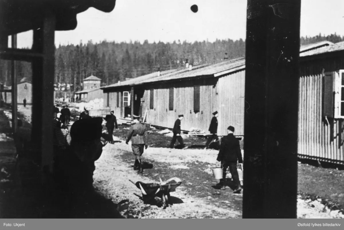 Fra fangeleiren på Grini i Bærum under andre verdenskrig i 1940-45 ...