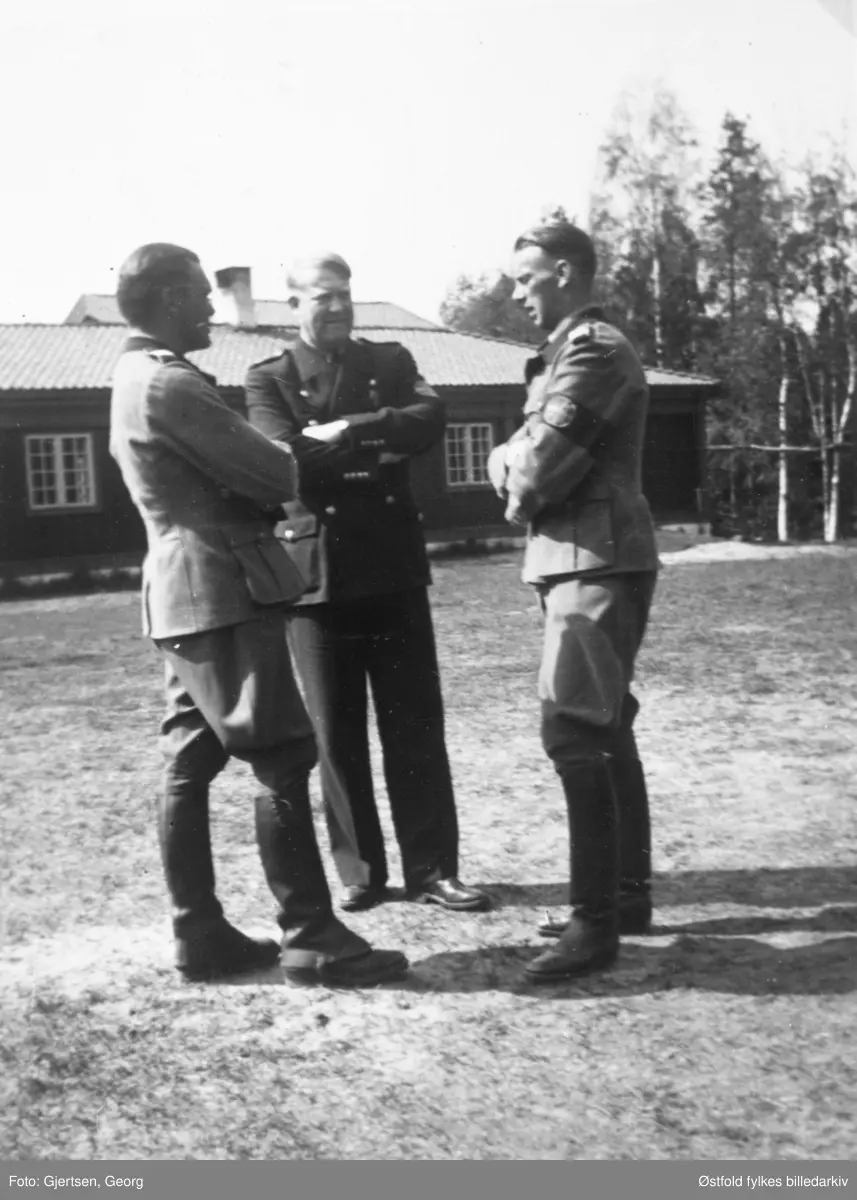 Vidkun Quisling ( i midten)  i hirduniform, major og "ministerpresident", ukjent sted 1941-45. De andre personene er ukjente.